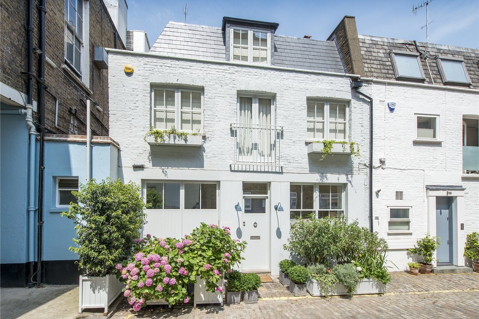 3 bedroom mews house sold in Leinster Mews, Bayswater, London, W2
