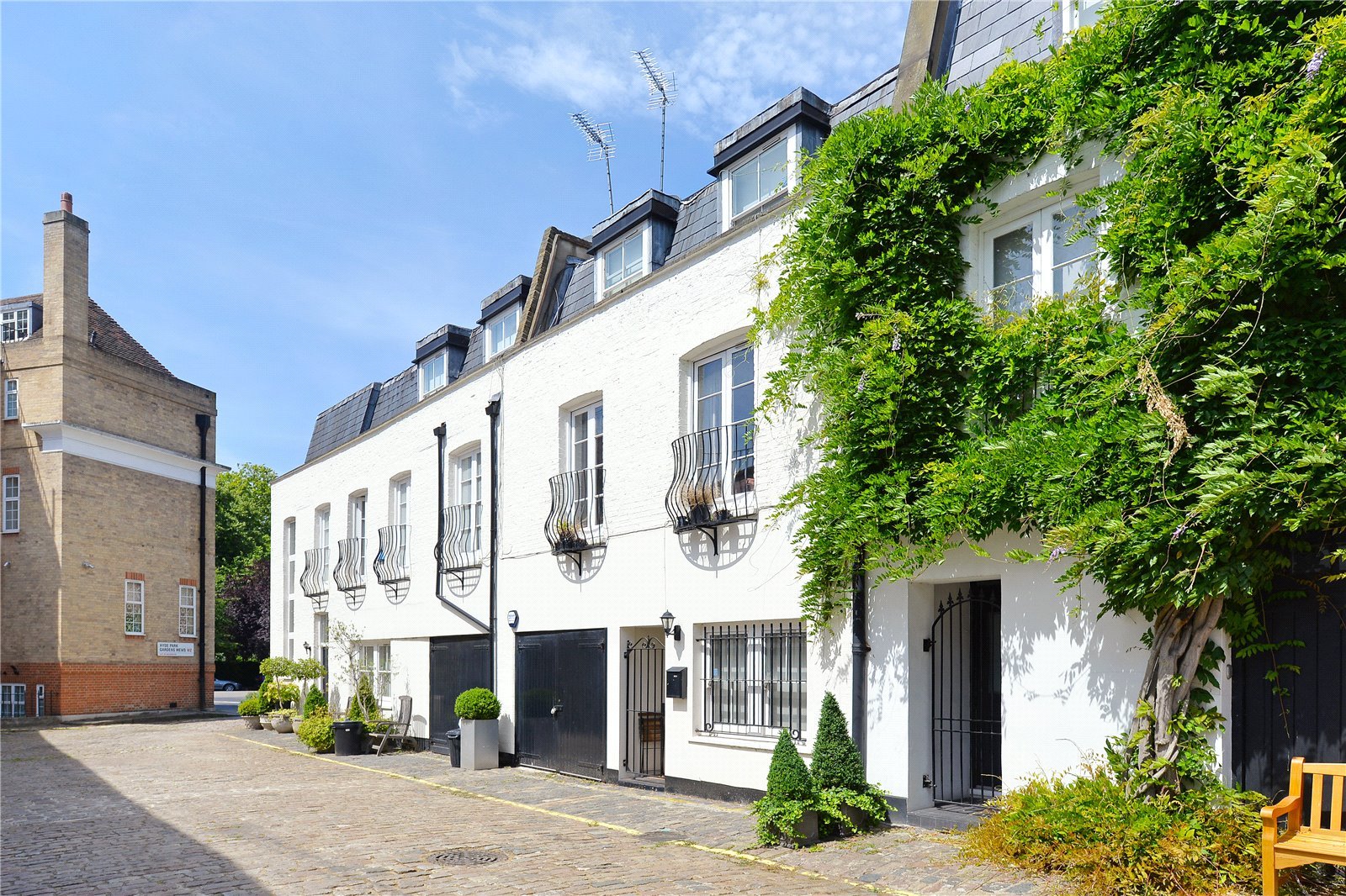 House for sale in Hyde Park Gardens Mews, London, W2 | Lurot Brand